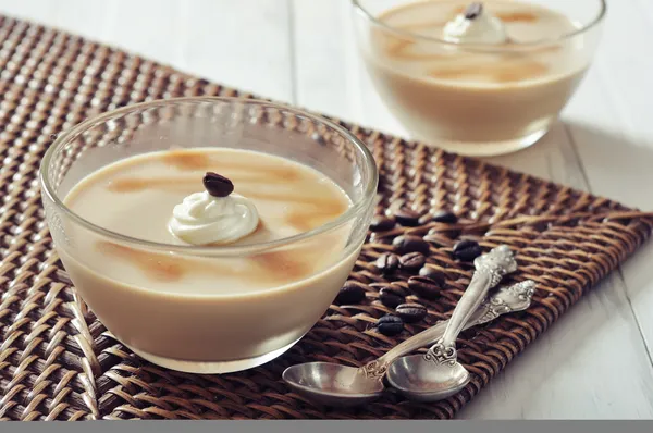 Молочный десерт со вкусом кофе — стоковое фото