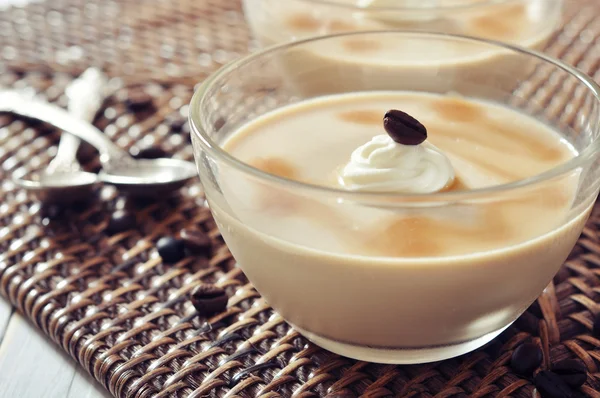 Молочний десерт зі смаком кави — стокове фото