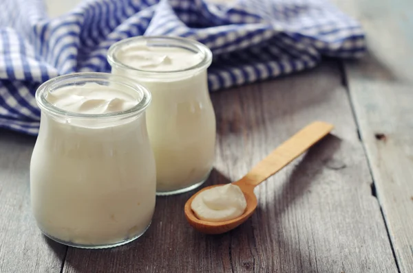 Grekisk yoghurt i glas burkar — Stockfoto