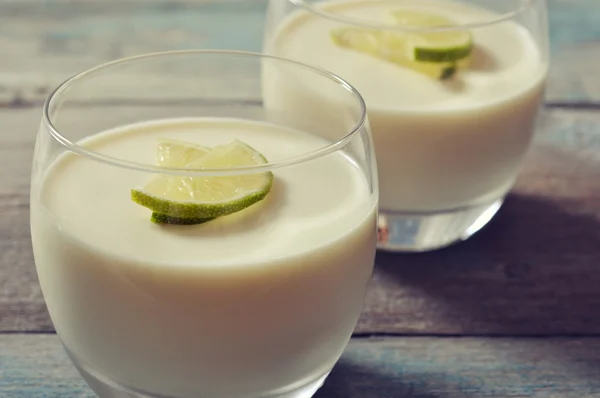 Panna cotta ile taze limon — Stok fotoğraf