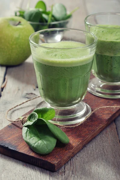 Äpple och spenat smoothie — Stockfoto