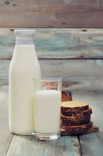 Milch und Brot — Stockfoto