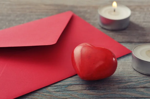 Envelope vermelho com coração de pedra — Fotografia de Stock