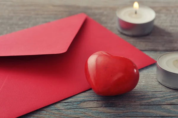 Sobre rojo con corazón de piedra —  Fotos de Stock