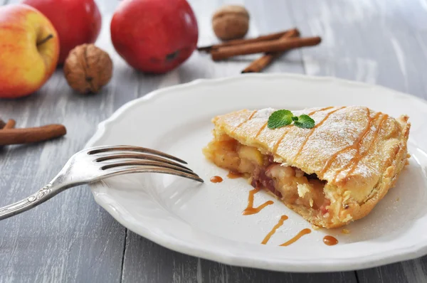 Fetta di torta di mele fatta in casa — Foto Stock