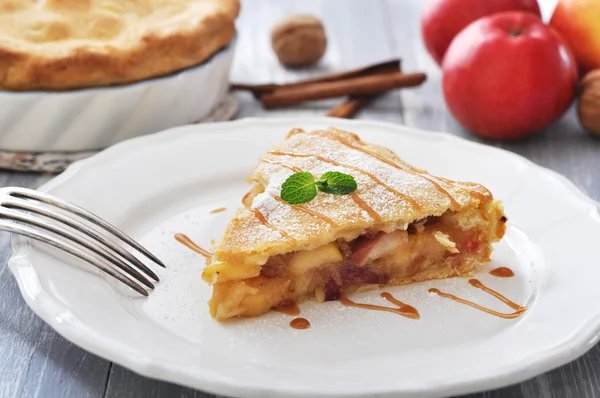 Tranche de tarte aux pommes maison — Photo