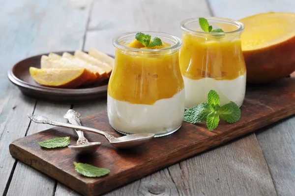 Yogur con mango —  Fotos de Stock