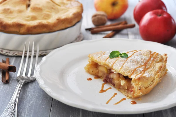 Fatia de torta de maçã caseira — Fotografia de Stock