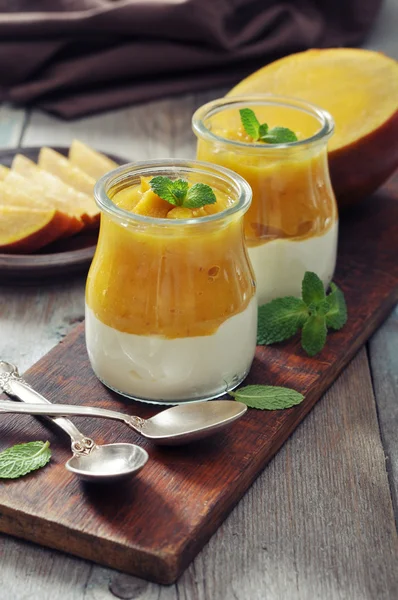Йогурт с манго — стоковое фото