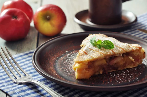 Rebanada de pastel de manzana casero — Foto de Stock