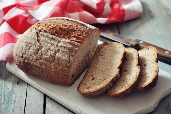 Нарезанный ржаной хлеб — стоковое фото