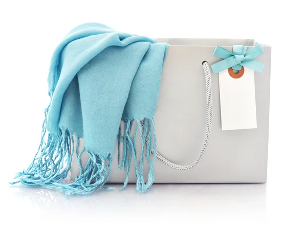 Blauwe sjaal in boodschappentas — Stockfoto