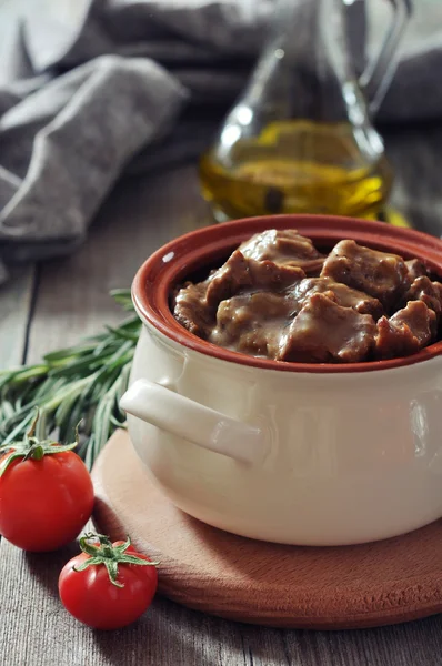 Goulash em um pote de cerâmica — Fotografia de Stock