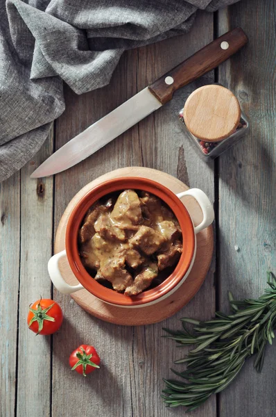 Goulash in een keramische pot — Stockfoto