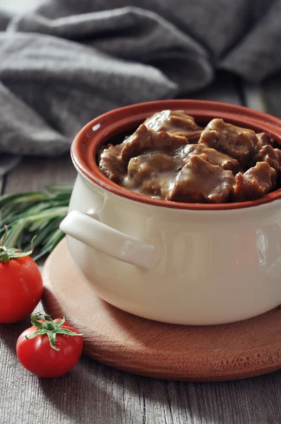 Goulash in een keramische pot — Stockfoto