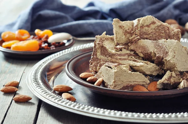 Halva met amandelen — Stockfoto