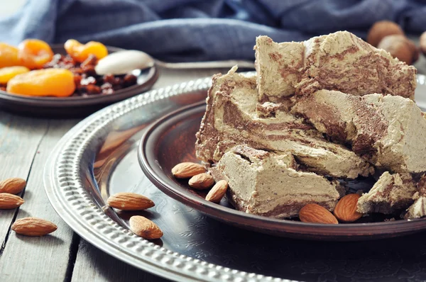 Halva met amandelen — Stockfoto