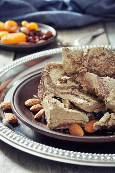 Halva met amandelen — Stockfoto