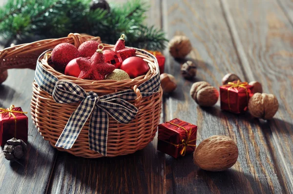 Décorations de Noël dans un panier en osier — Photo