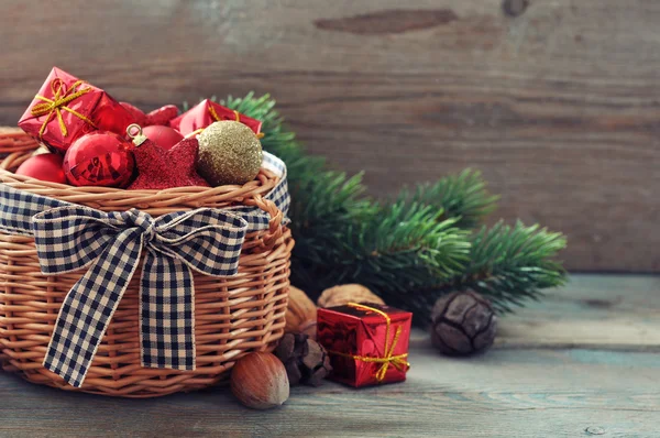 Decoraciones navideñas en canasta de mimbre — Foto de Stock