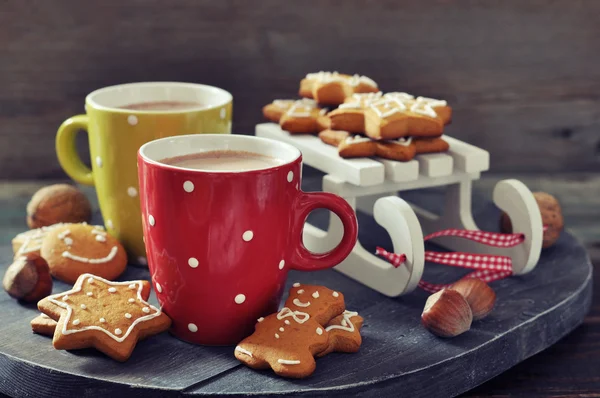 Chocolate quente com biscoitos de gengibre — Fotografia de Stock