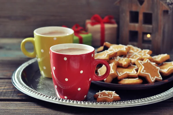 Chocolate quente com biscoitos de gengibre — Fotografia de Stock