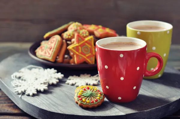 Chocolate quente com biscoitos de gengibre — Fotografia de Stock