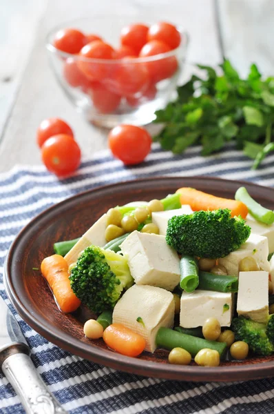 Тофу с вареными овощами — стоковое фото