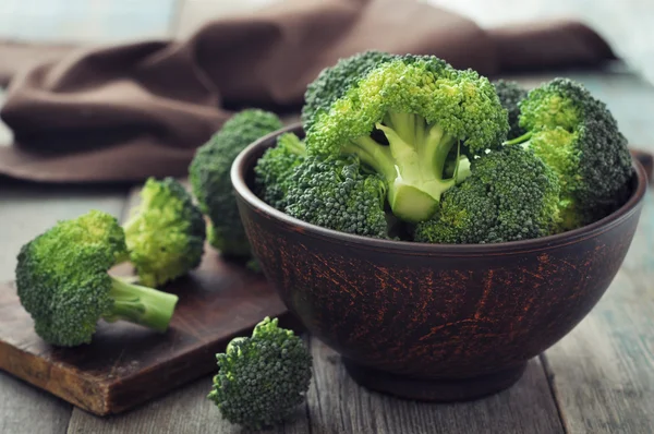 Färska gröna broccoli — Stockfoto