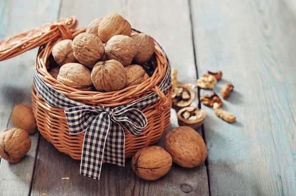 Nueces en canasta de mimbre — Foto de Stock