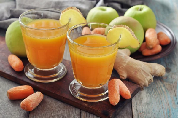 Μήλο και καρότο χυμό με τζίντζερ — Φωτογραφία Αρχείου
