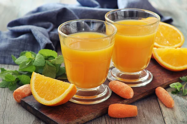 Апельсиновый и морковный сок — стоковое фото