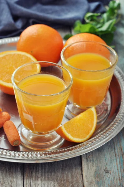 橙汁和胡萝卜汁 — 图库照片