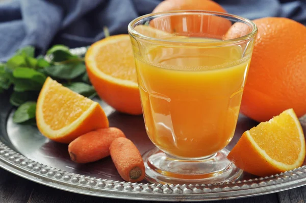 Suco de laranja e cenoura — Fotografia de Stock