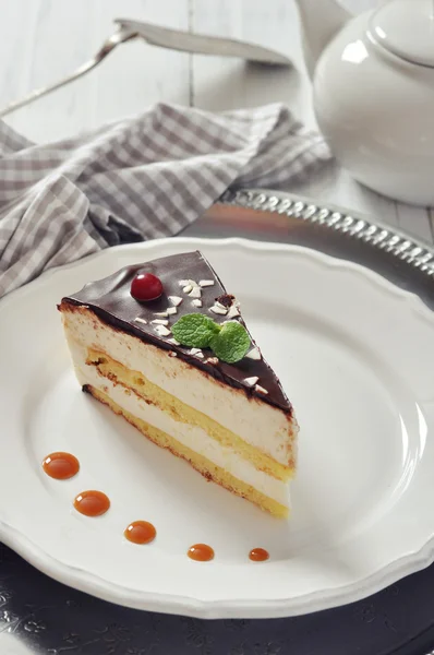 Souffle cake with chocolate icing — Stock Photo, Image