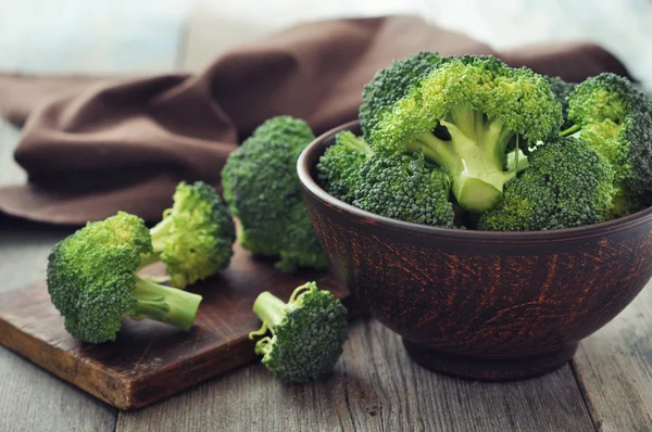 Färska gröna broccoli — Stockfoto