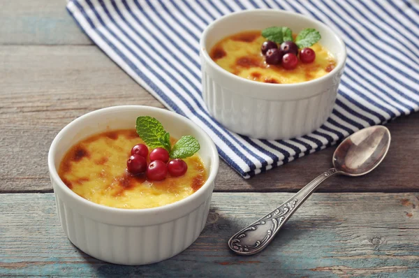 The creme brulee with mint — Stock Photo, Image