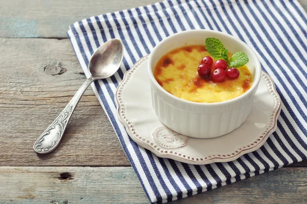The creme brulee with mint — Stock Photo, Image