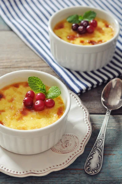 The creme brulee with berries — Stock Photo, Image