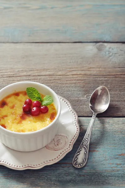 Die Creme Brulee mit Beeren — Stockfoto