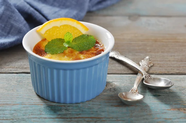 De crème brulee met sinaasappel — Stockfoto