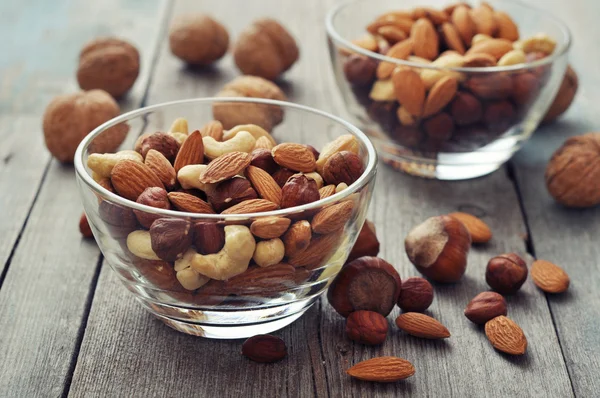 Mezcla de frutos secos en cuencos de vidrio — Foto de Stock