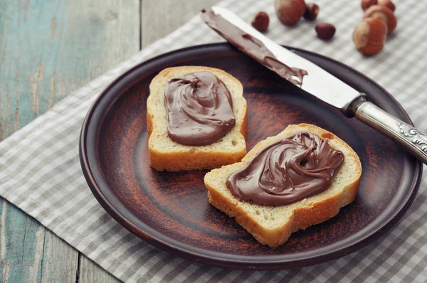 Bread with hazelnut cream — Stock Photo, Image