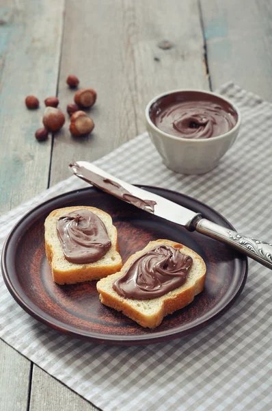 Bread with hazelnut cream — Stock Photo, Image