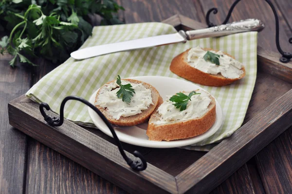 Rebanada de pan con queso crema — Foto de Stock