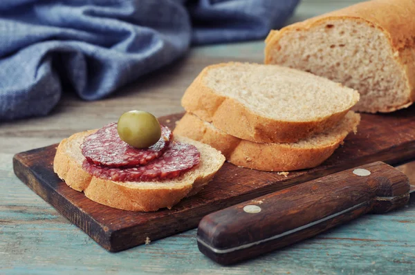Sliced baguette with salami — Stock Photo, Image
