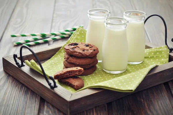 Milch und Kekse — Stockfoto