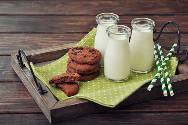 Milch und Kekse — Stockfoto