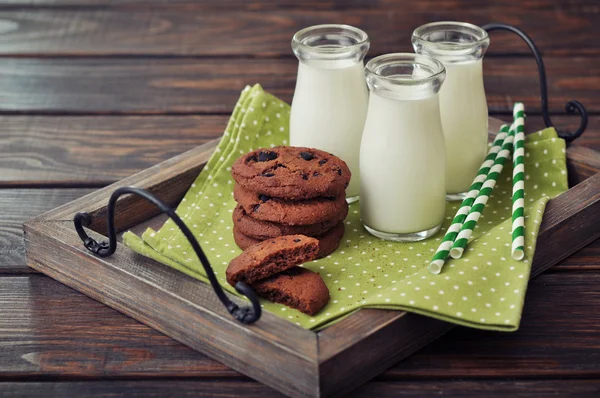 Milch und Kekse — Stockfoto