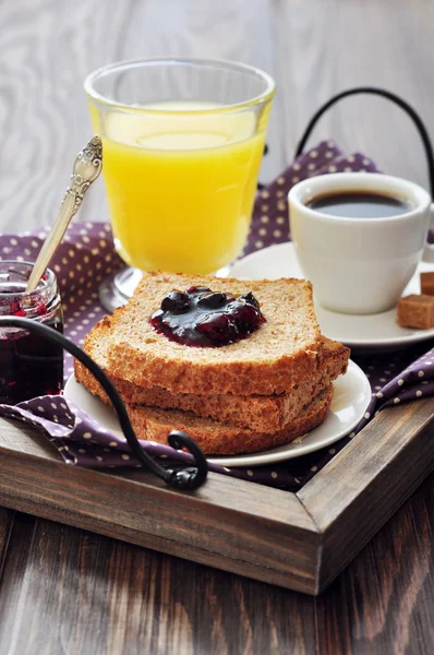 Завтрак с тостами — стоковое фото